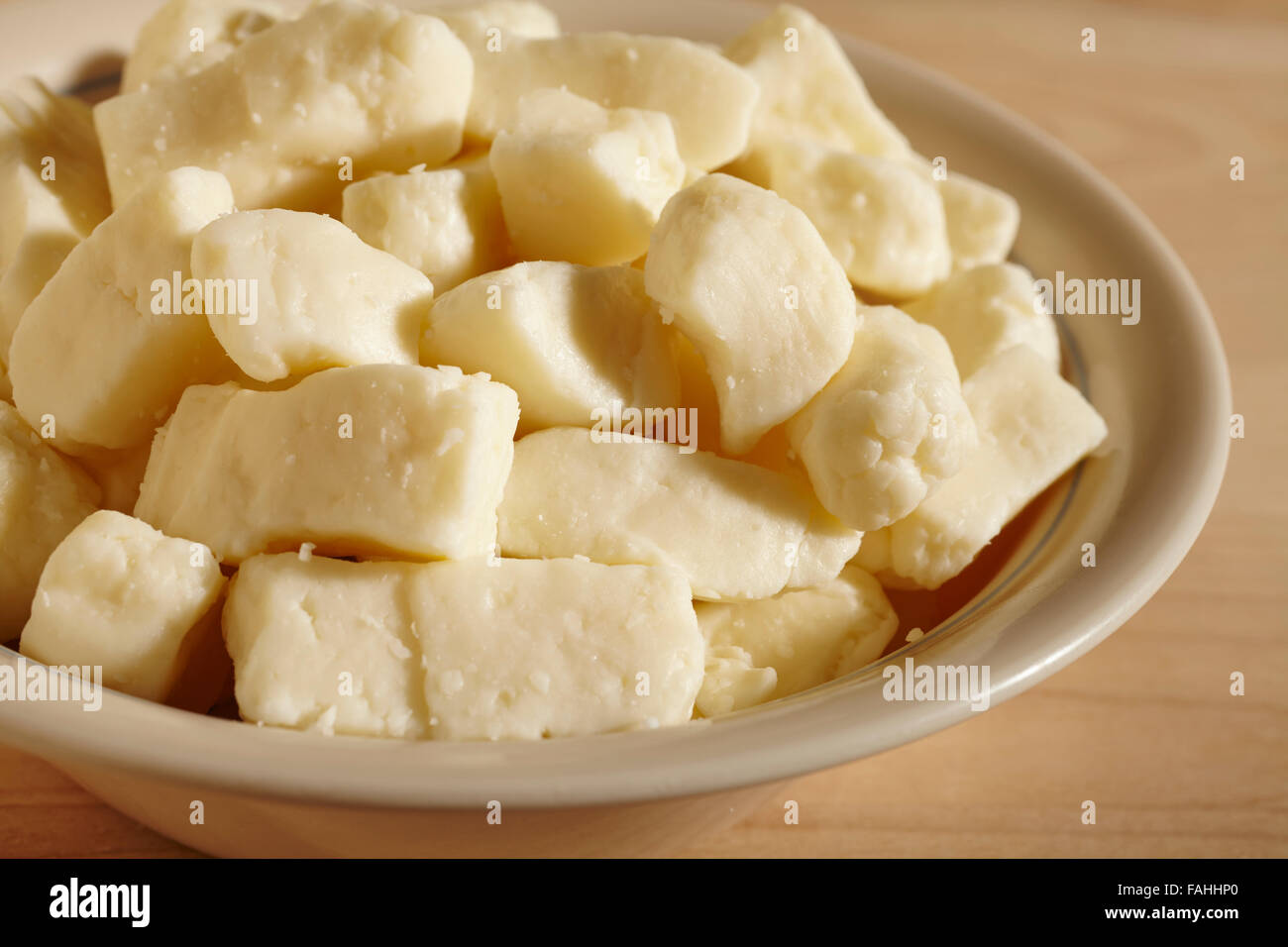 Fresco formaggio cheddar cagliata, un popolare snack in molte parti degli Stati Uniti Foto Stock