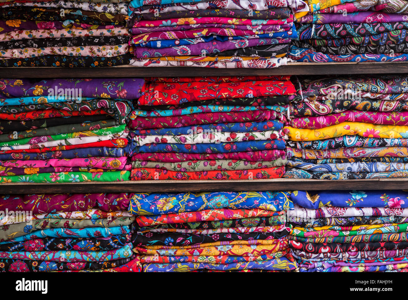 Colurful sciarpe sugli scaffali Foto Stock