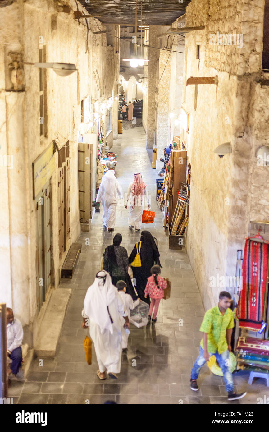 Le persone al Souq Waqif, Doha Foto Stock