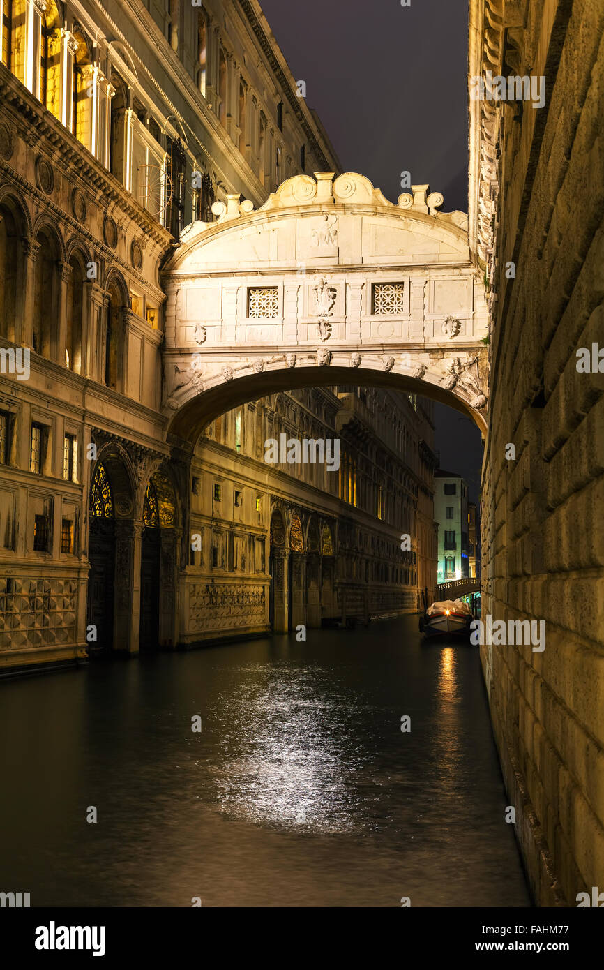 Ponte dei Sospiri a Venezia, Italia durante la notte Foto Stock