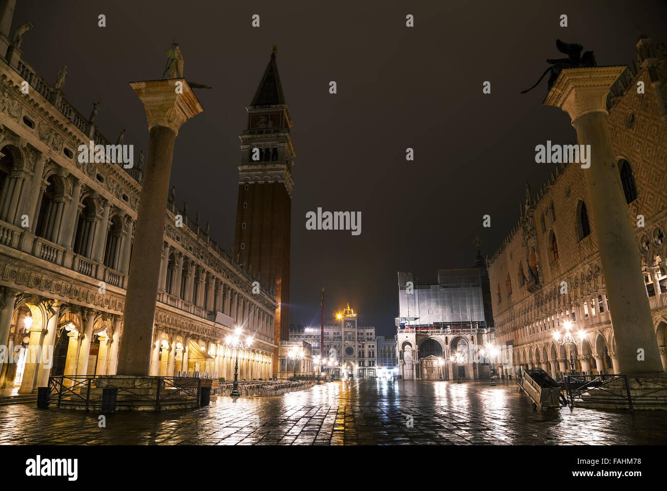 Piazza San Marco a Venezia, Italia durante la notte Foto Stock