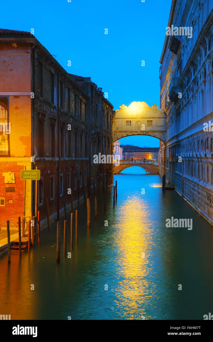Ponte dei Sospiri a Venezia, Italia durante la notte Foto Stock