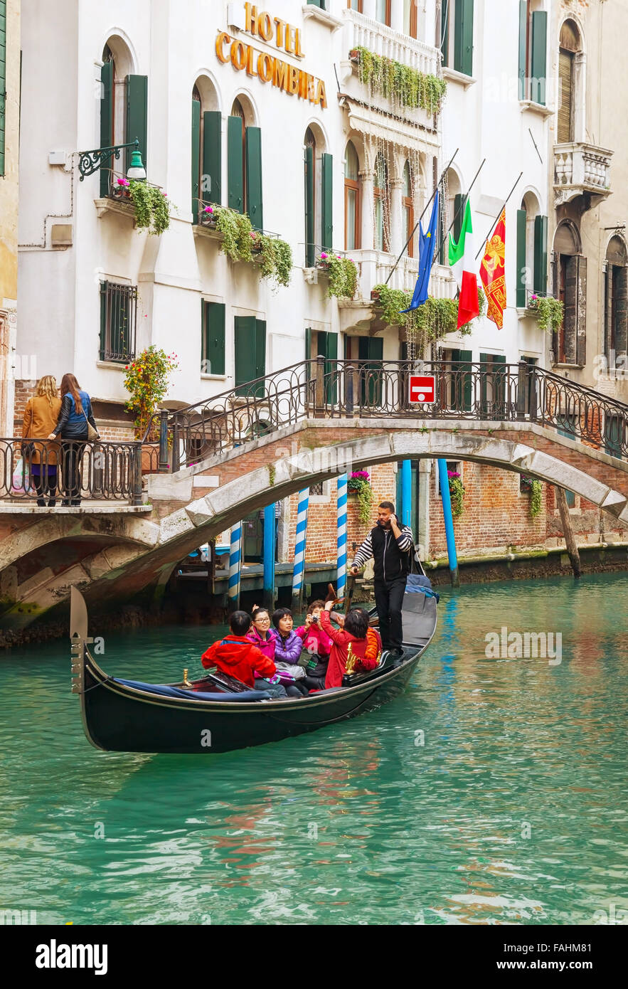 Venezia - novembre 20: Gondola con i turisti in novembre 20, 2015 a Venezia, Italia. Foto Stock