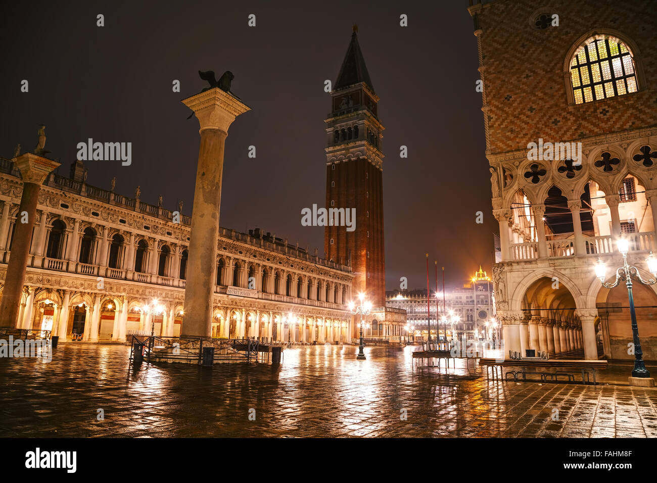 Piazza San Marco a Venezia, Italia durante la notte Foto Stock