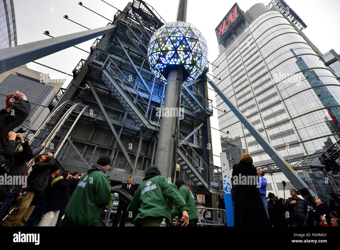 New York, Stati Uniti d'America. 30 Dic, 2015. Il Times Square Capodanno sfera viene testato il giorno prima i festeggiamenti di Capodanno in cima al tetto di una Times Square a New York, gli Stati Uniti, il 30 dicembre, 2015. L'iconico Times Square Capodanno palla è accesa e inviato il 130-piede pole in cima a una Times Square di mercoledì per la preparazione finale. Il 32.000 led che sono nella sfera può essere controllata individualmente da software. Credito: Wang Lei/Xinhua/Alamy Live News Foto Stock