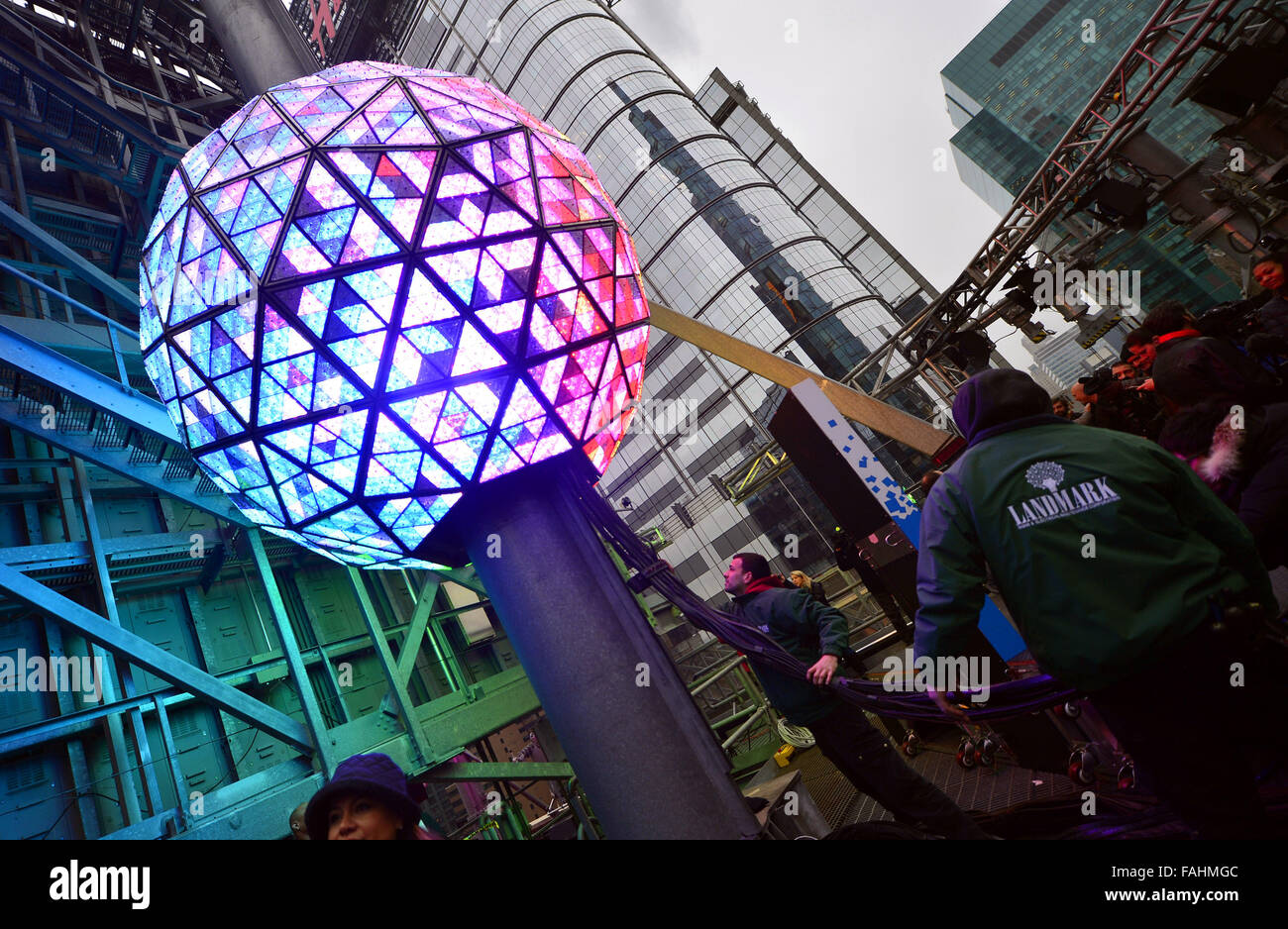 New York, Stati Uniti d'America. 30 Dic, 2015. Il Times Square Capodanno sfera viene testato il giorno prima i festeggiamenti di Capodanno in cima al tetto di una Times Square a New York, gli Stati Uniti, il 30 dicembre, 2015. L'iconico Times Square Capodanno palla è accesa e inviato il 130-piede pole in cima a una Times Square di mercoledì per la preparazione finale. Il 32.000 led che sono nella sfera può essere controllata individualmente da software. Credito: Wang Lei/Xinhua/Alamy Live News Foto Stock