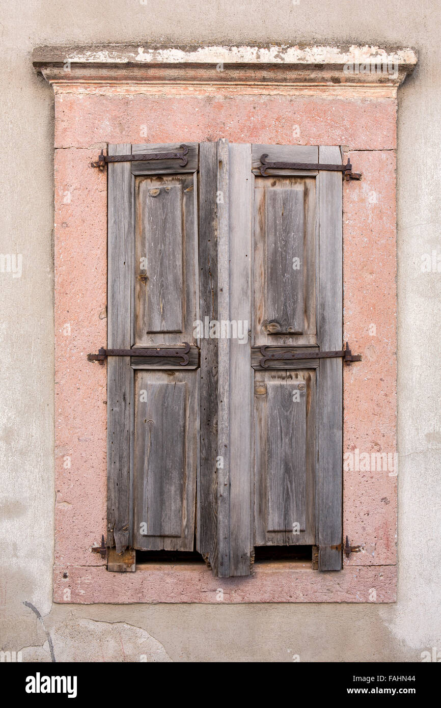 Le finestre chiuse di una casa tradizionale a Ayvalik, Turchia Foto Stock