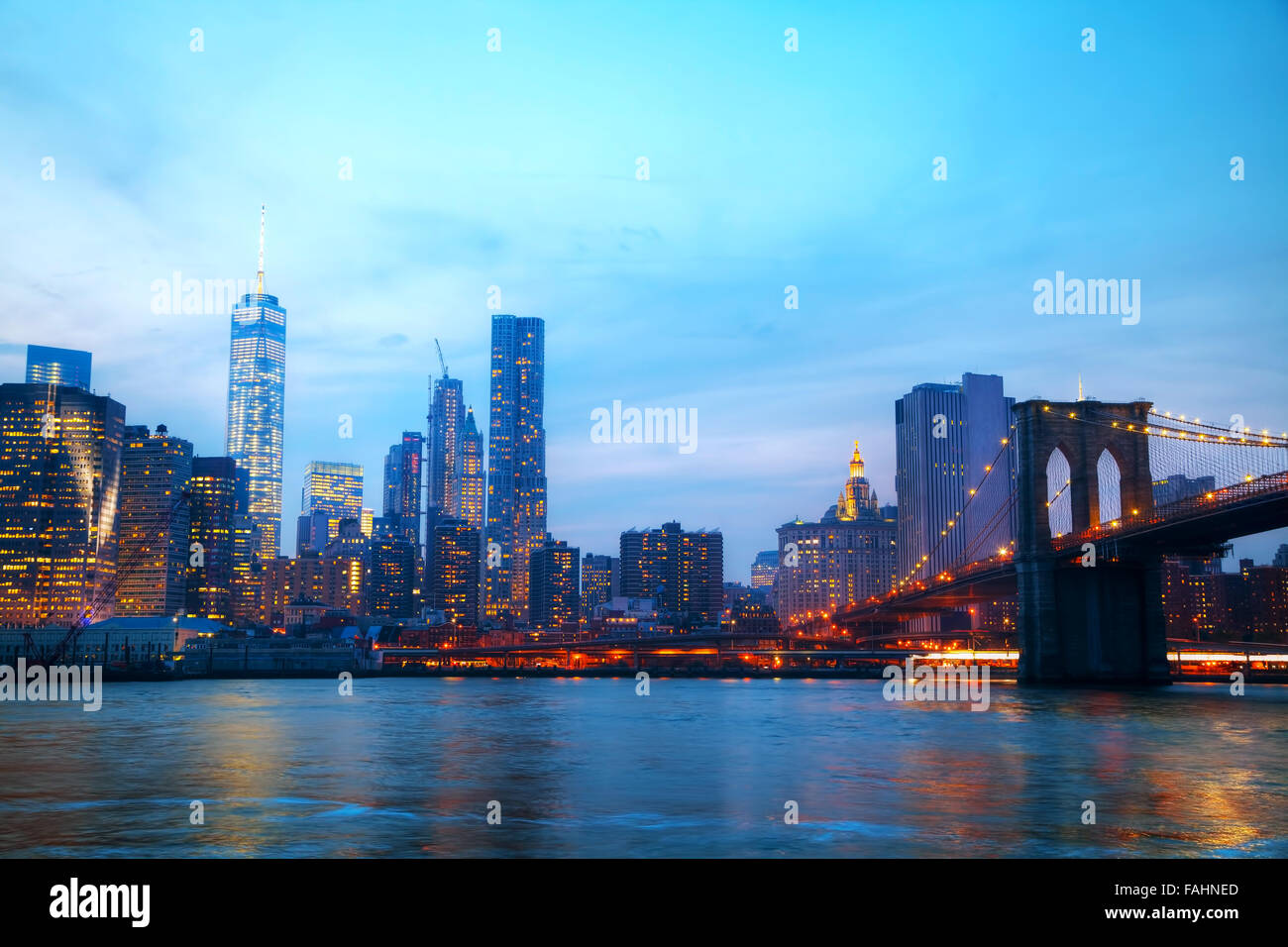 New York City panoramica con il ponte di Brooklyn al tramonto Foto Stock