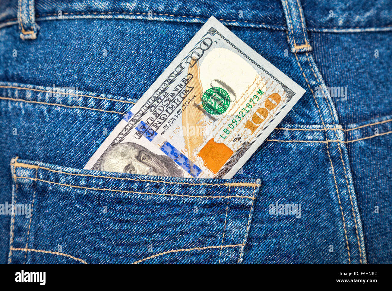 La banconota di cento dollari americani nella schiena tasca dei jeans Foto Stock