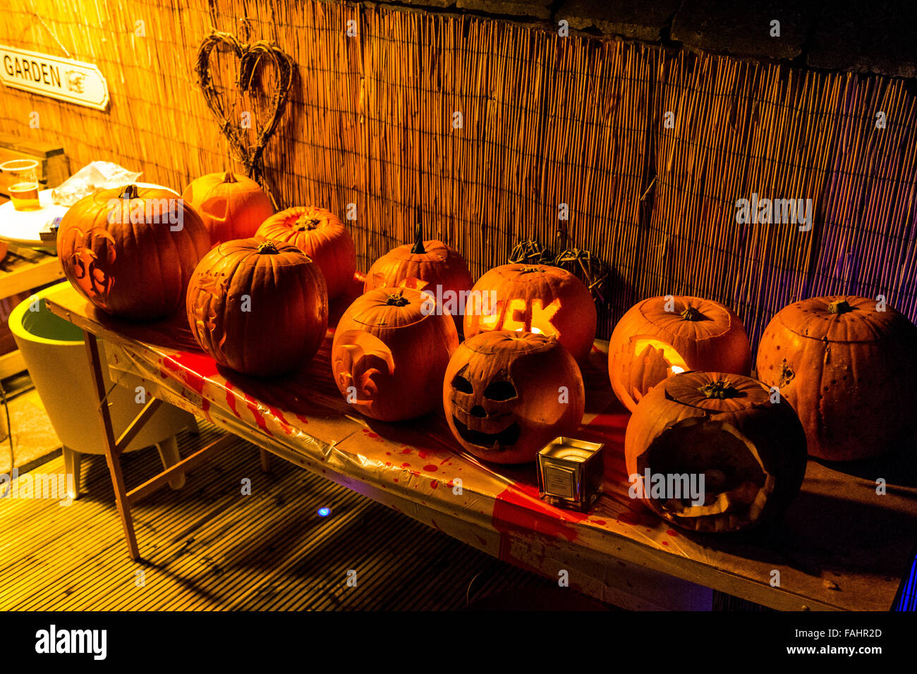 Zucche intagliate illuminata di notte per la festa di Halloween Foto Stock