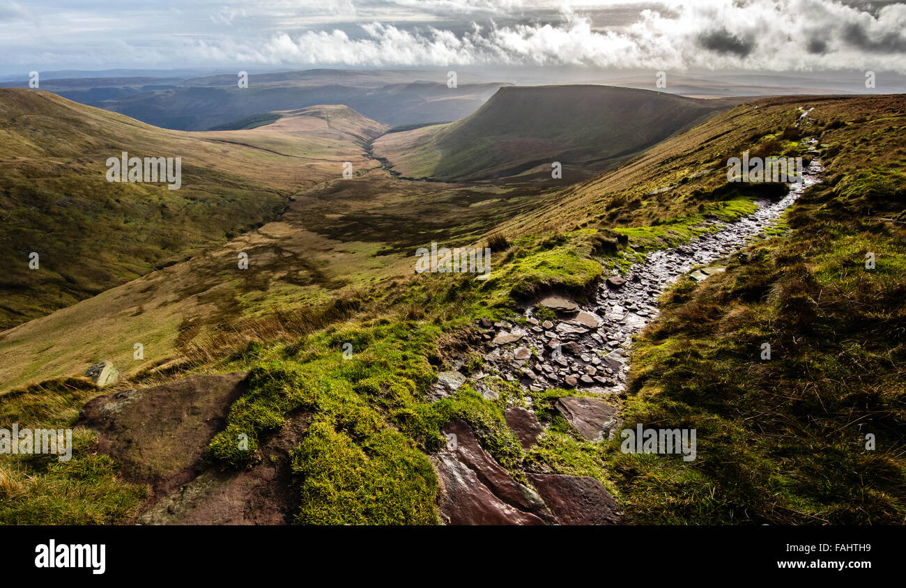 Guardando verso il basso sulla Blaen y Glyn valley a Craig y DDu ventola nella parte orientale di Brecon Beacons South Wales UK Foto Stock