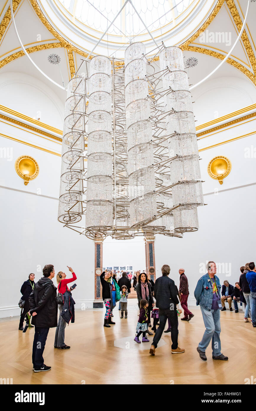 Persone ammirando Ai Weiwei's artwork ' lampadario di bicicletta ' al suo 2015 Royal Academy mostra a Londra REGNO UNITO Foto Stock