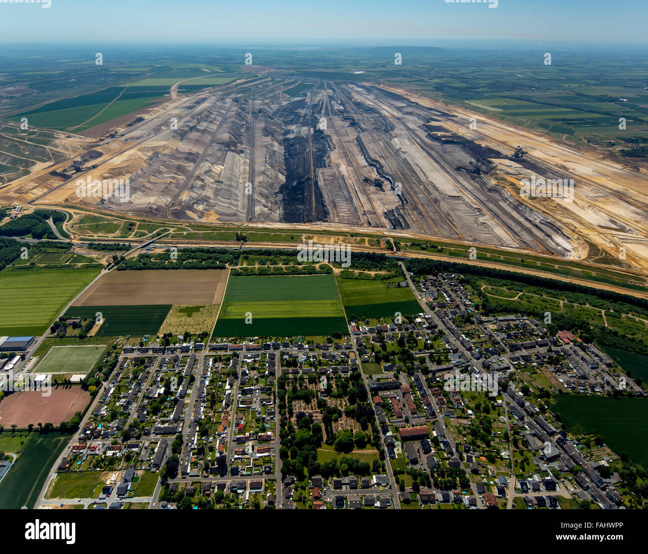 Vista aerea, lignite, marrone coal mining Garzweiler in Juchen, energia, escavatore di lignite, benna escavatori gommati, Juchen, Foto Stock
