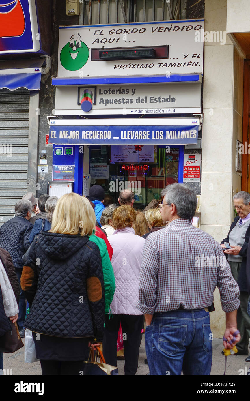 Benidorm Alicante provincia costa blanca Spagna. la gente in coda per lo spagnolo biglietti della lotteria el gordo Foto Stock