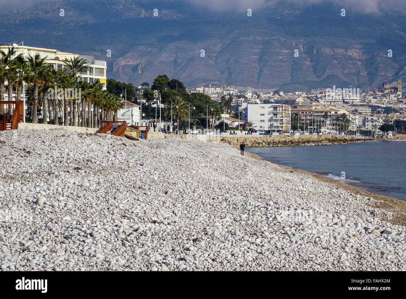 Passeig de les Estreles l'Alfàs del Pi, Alicante, Spagna. Ripida spiaggia ghiaiosa a Albir lungomare Foto Stock