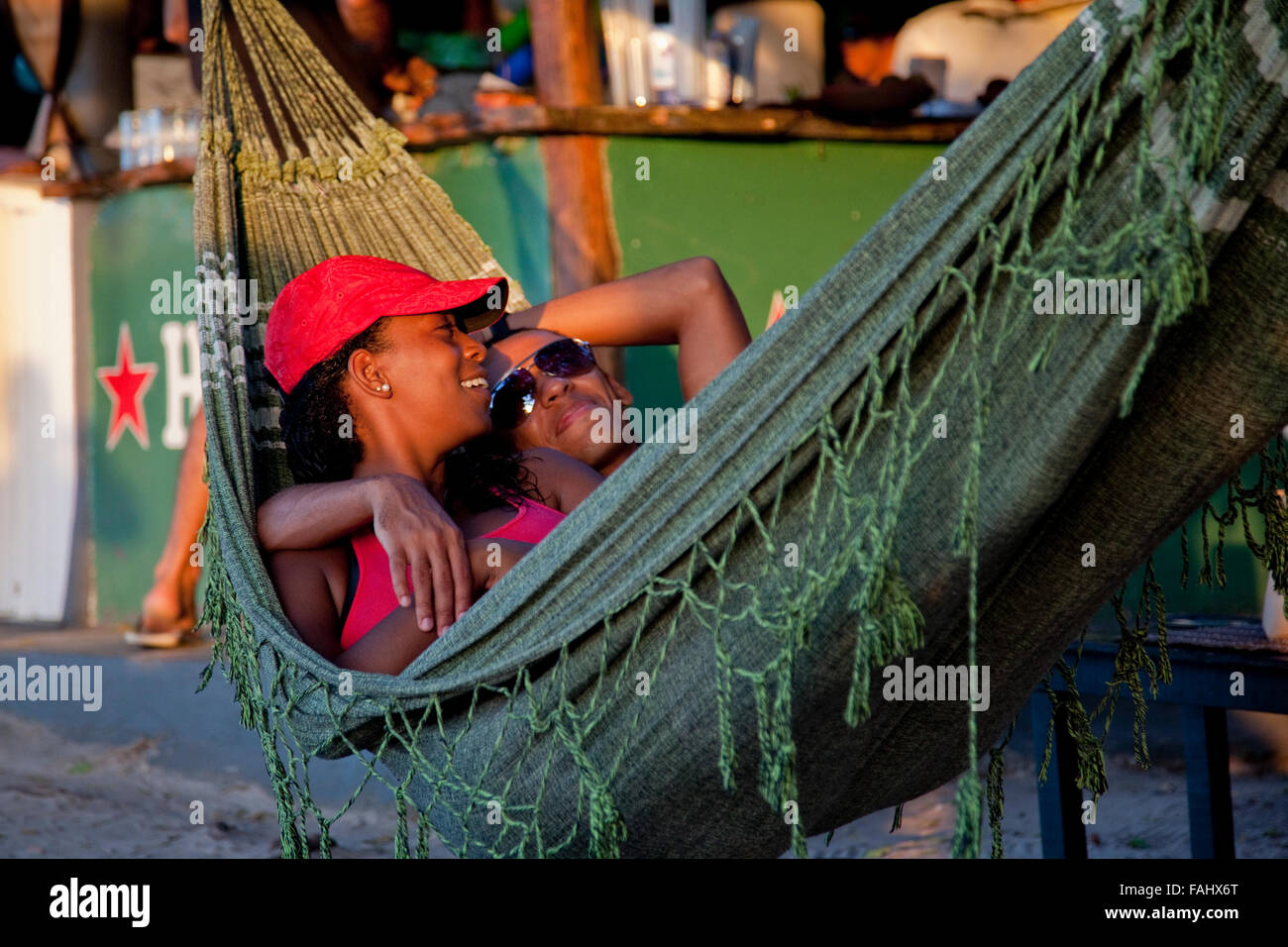 Patroni a Toca do Morcego Chill Out Bar durante un tramonto su Morro de Sao Paulo, Brasile. Foto Stock