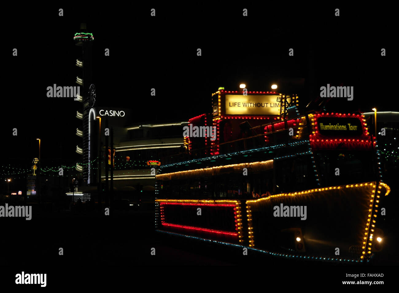 Notte archi vista, a Pleasure Beach Casino, illuminazione fregata Tour in tram, South Shore Raggio di sterzata, Luminarie di Blackpool Foto Stock