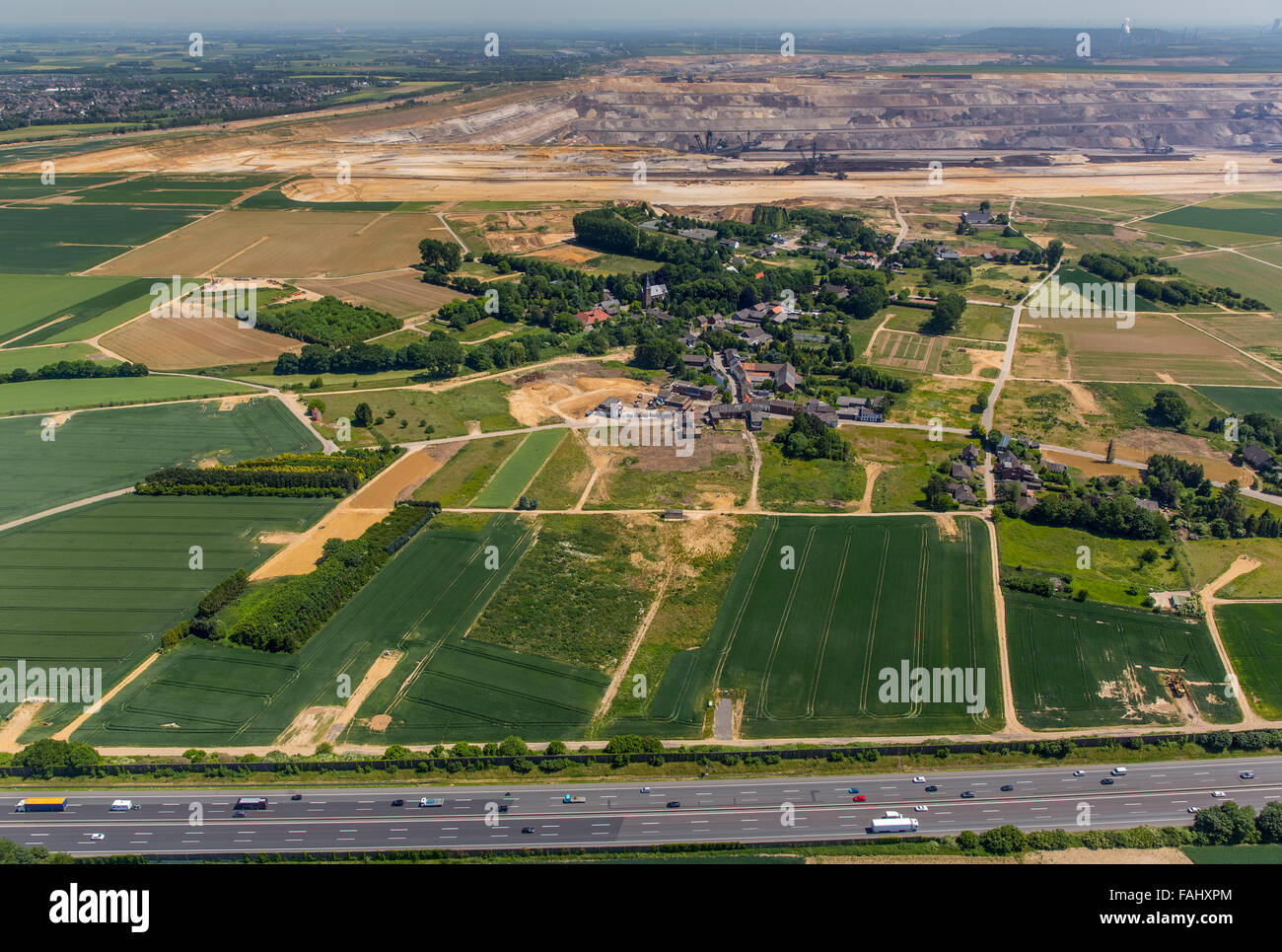Vista aerea, comunità Borschemich è distrutto e deve dare modo al marrone coal mining Garzweiler , Erkelenz, Basso Reno Foto Stock