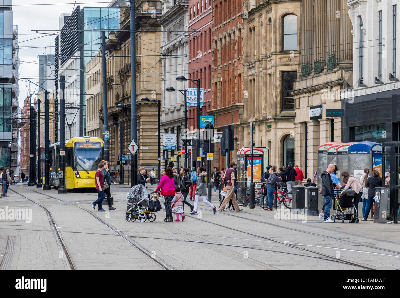 Persone e tram in Manchester City Centre Regno Unito Foto Stock