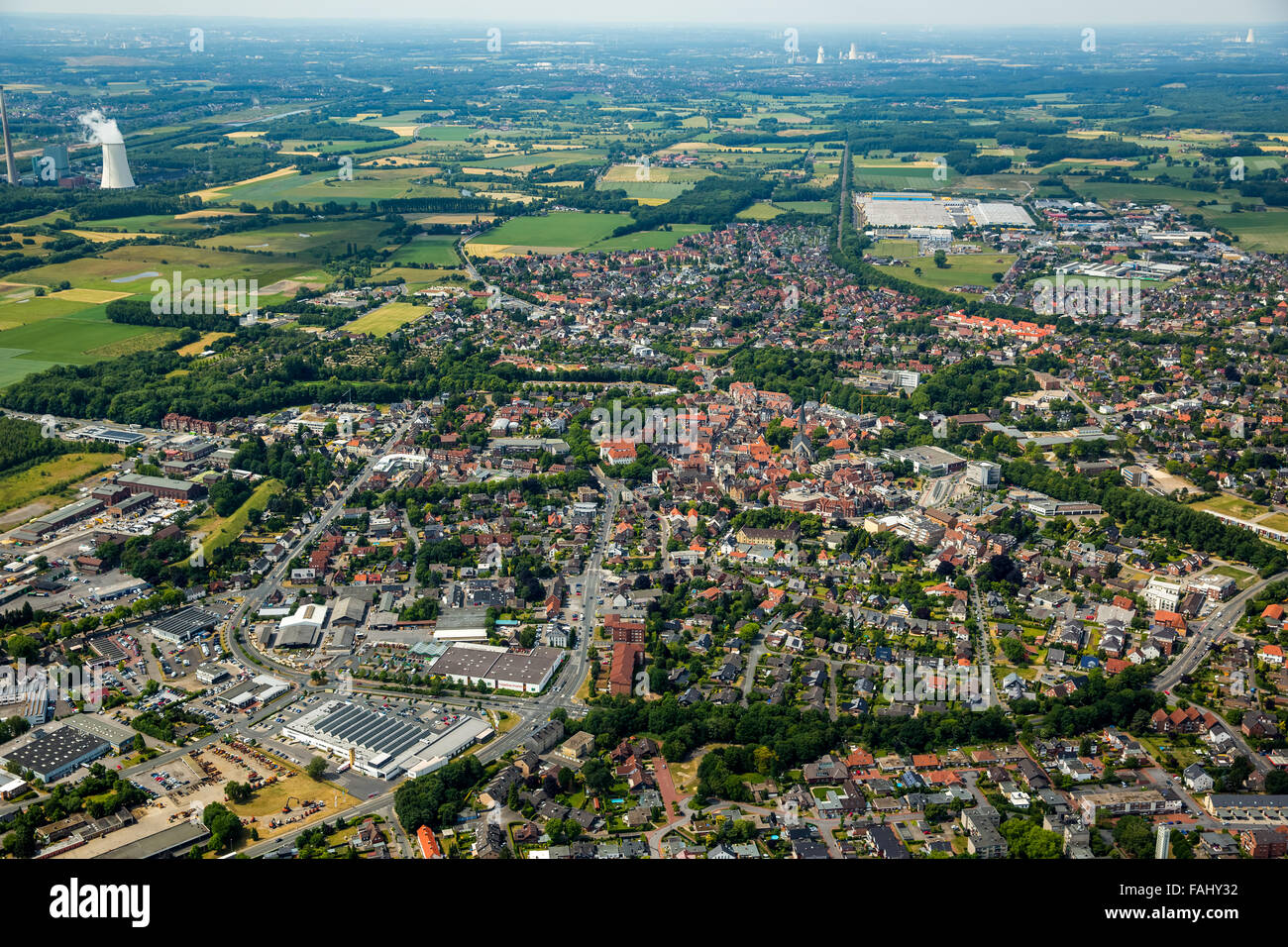 Vista aerea, affacciato sul centro di Werne con San Cristoforo la Chiesa e la piazza del mercato e il Municipio, Werne, la zona della Ruhr Foto Stock