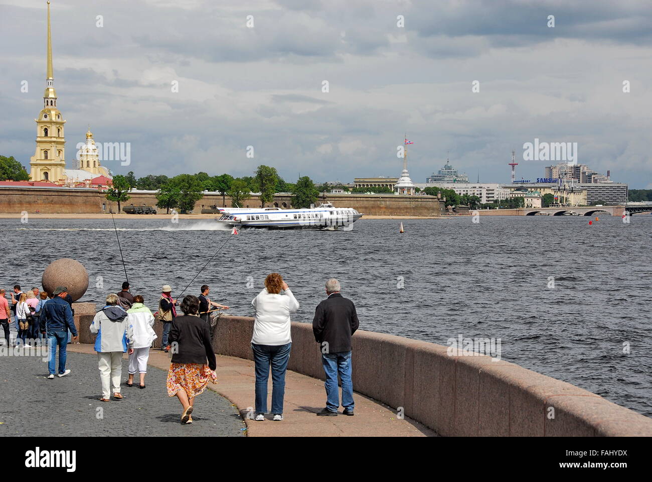 Vista della Basilica di San Pietro e Paolo Rocca lungo il fiume Neva a San Pietroburgo, Russia Foto Stock