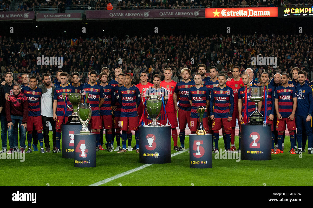 Barcellona, Spagna. 30 Dic, 2015. FC Barcelona team pone di fronte al 5  trofei che ha vinto nella passata stagione durante la Liga corrispondono a  diciassettesimo giro tra FC Barcelona e Real