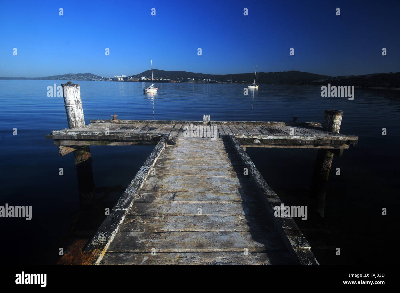 Vecchio pontile e yacht nella baia di quarantena, Albany, Australia occidentale Foto Stock