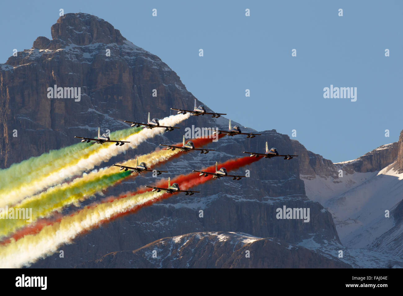 Italiano unità speciale airforce "Frecce Tricolori" (Tri-color frecce) Fumo di diffusione con i colori della bandiera italiana Foto Stock