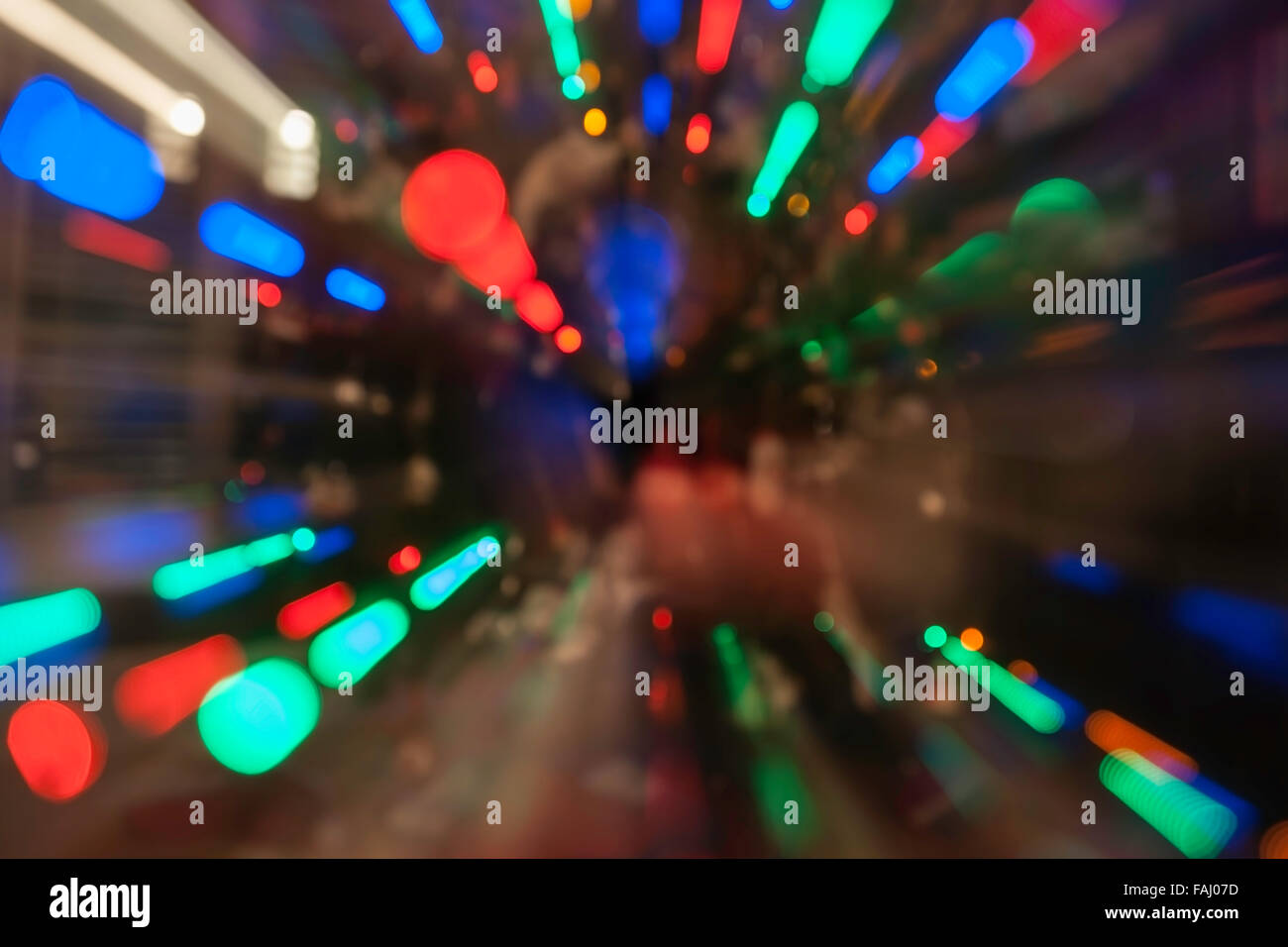 Luci luminose colorate bokeh defocalizzata orizzontale modello astratto con rosso, blu, verde dal centro. Foto Stock