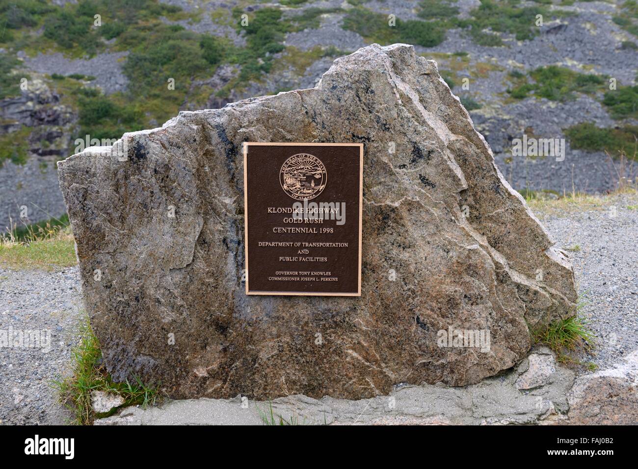 La pietra e la lapide che ricorda la Klondike Highway Gold Rush centenario da parte dello stato dell'Alaska transportation dept. Foto Stock