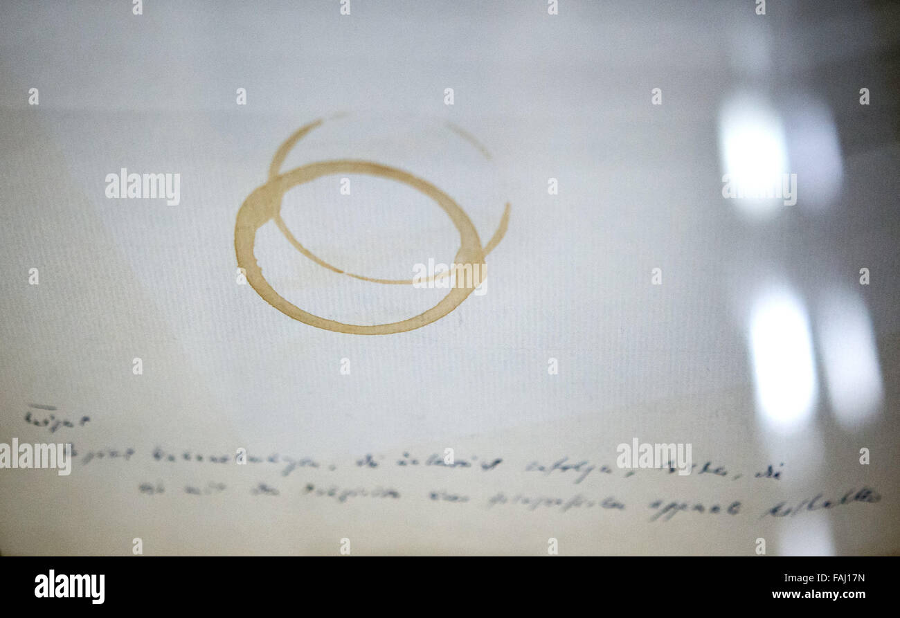 Una macchia di vino rosso raffigurato su un poema manoscritto del poeta Paul Celan è in mostra al Museo di letteratura moderna a Marbach am Neckar, Germania, 19 febbraio 2015. Foto: DANIEL NAUPOLD/dpa Foto Stock