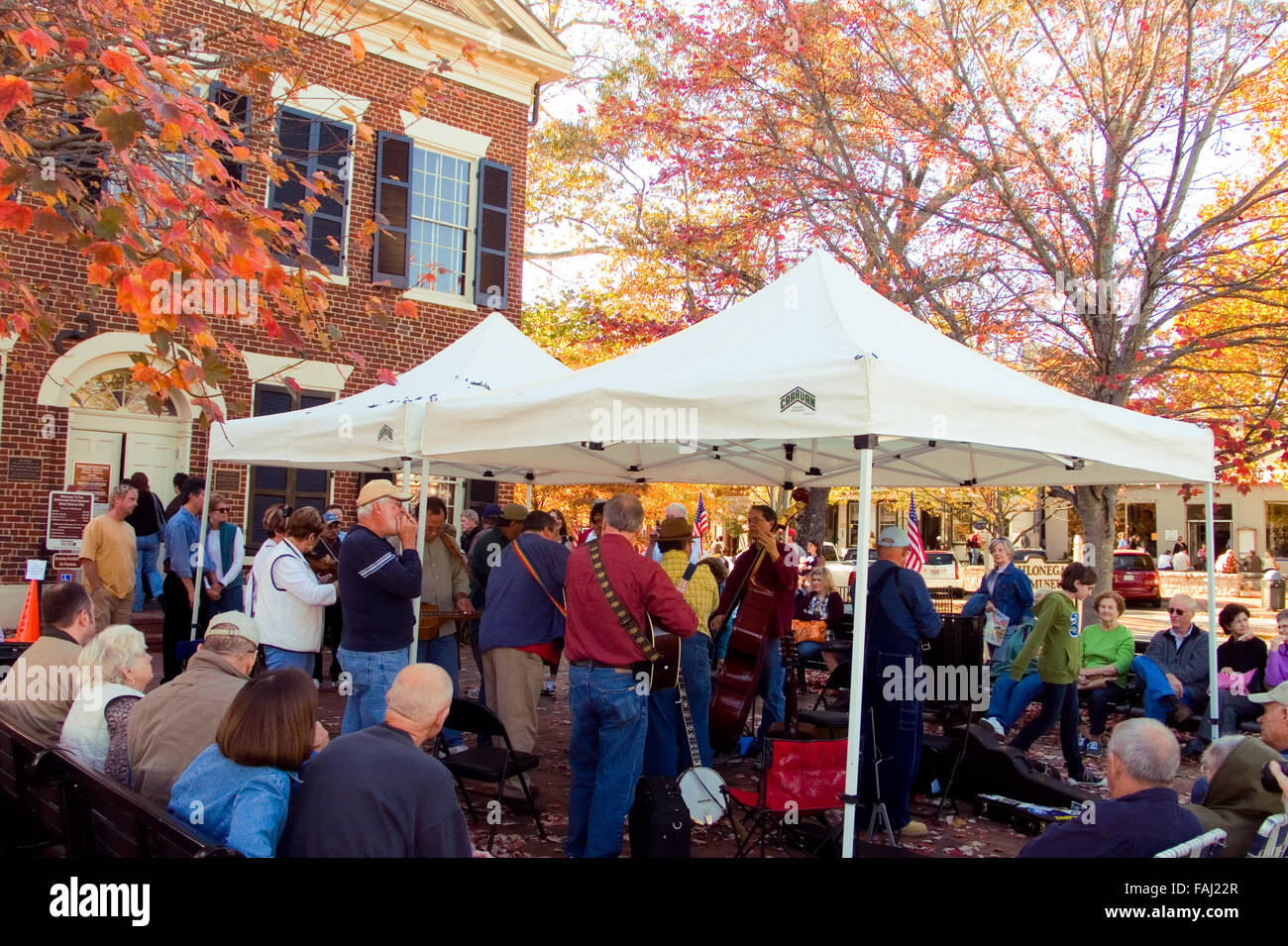 Musicisti riuniti per cantare e celebrare i colori dell'autunno al di fuori del museo dell'oro nel centro storico di Dahlonega GEORGIA, STATI UNITI D'AMERICA. Foto Stock