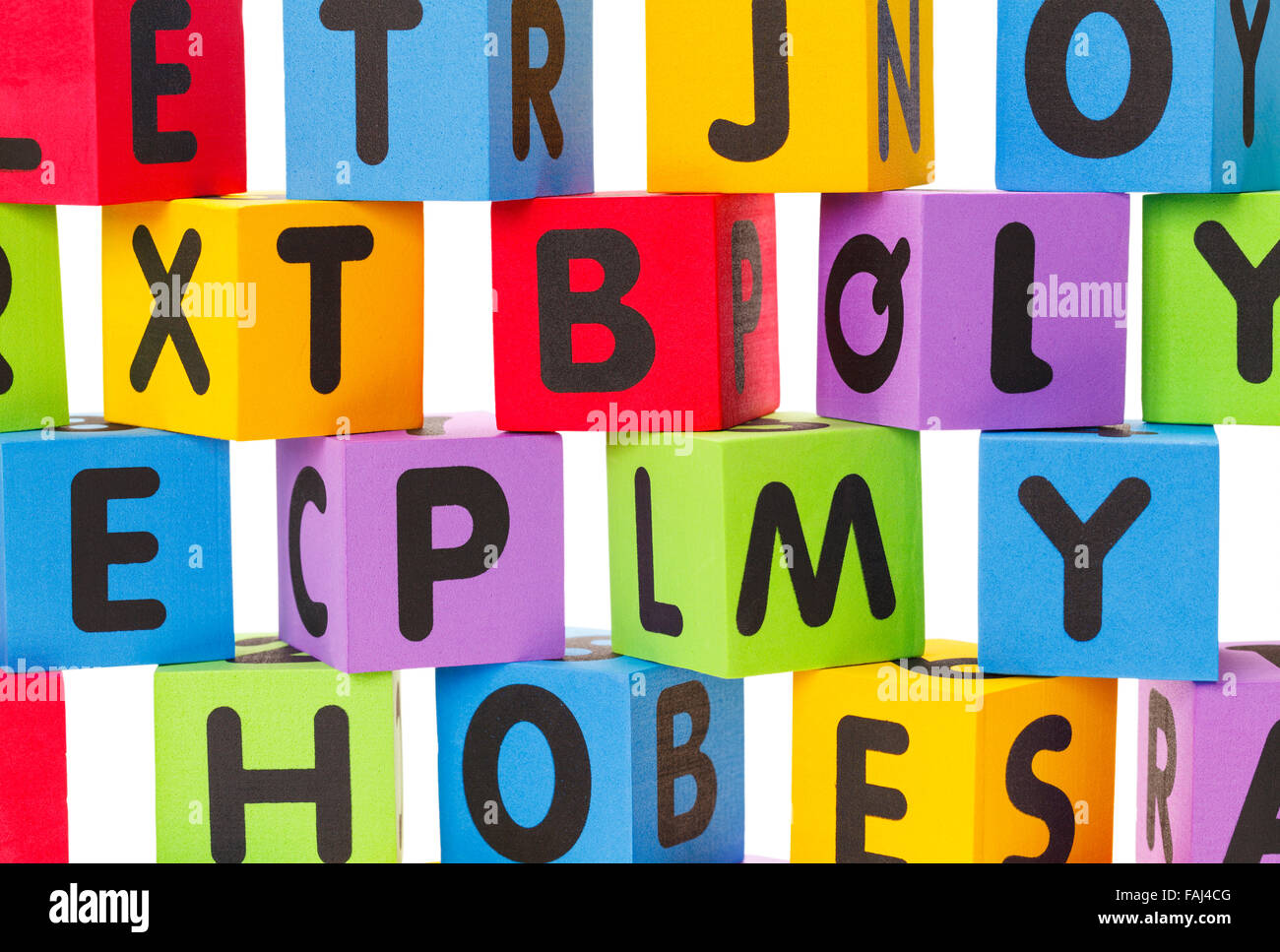 Schiuma alfabeto giocattolo blocchi isolati su uno sfondo bianco. Foto Stock