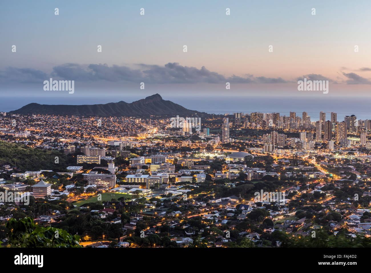 Una vista di Waikiki e Diamond Head da Tantulus drive al tramonto. Foto Stock