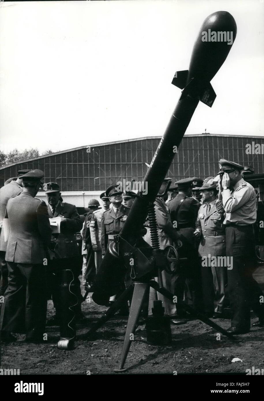 1962 - LA NATO d'artiglieria dimostrazione vicino Francoforte: una grande varietà di armi di artiglieria disponibili per le forze della NATO sono stati mostrati in una dimostrazione organizzata dall'US Army su Langendiebach airfield vicino Francoforte oggi. I calibri delle armi presentata variava da "'Davy Crockett'' - recoilless gun per un breve intervallo il fuoco con una guerra atomica teste (foto a sinistra) alla più grande della NATO il pezzo di artiglieria, il 28 ton ''Redstone'' missele che ha una gamma di circa 320 chilometri. La foto a destra mostra una ''Redstone'' getting alimentato con ossigeno liquido durante la dimostrazione. (Credito Immagine: © Keyst Foto Stock