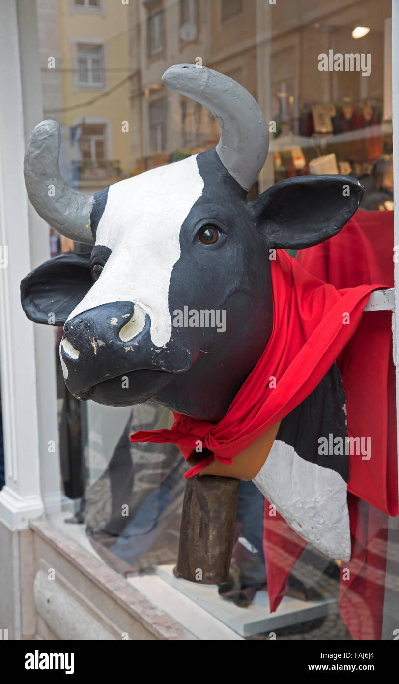 Ale-Hop shop a Lisbona il Portogallo ha una vacca prendendo la testa fuori dal finestrino Foto Stock
