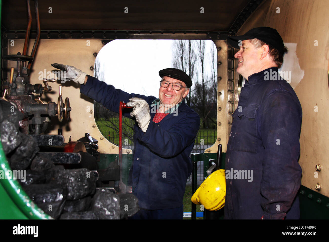 Driver del motore e si accoppiano sulla vecchia locomotiva a vapore. Foto Stock
