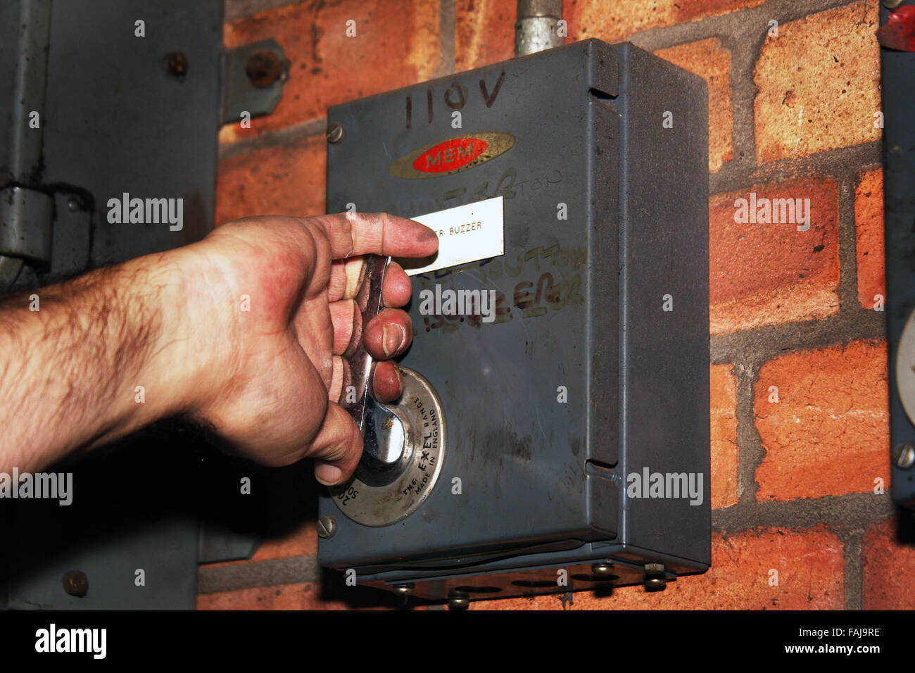 Circa per operare un isolamento elettrico interruttore. Foto Stock