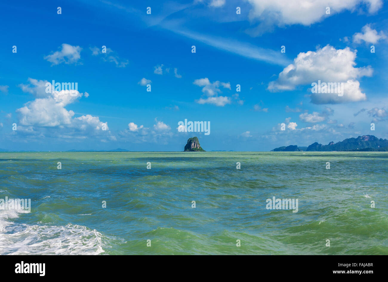 Piccola isola nel cielo blu nel Golfo della Tailandia Foto Stock