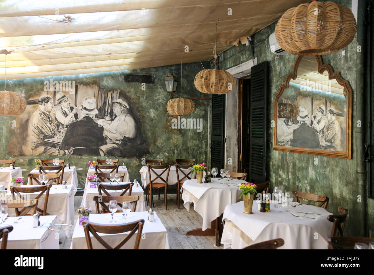 Interno del le cafe, un ristorante esterno, Saint Tropez, Francia Foto Stock