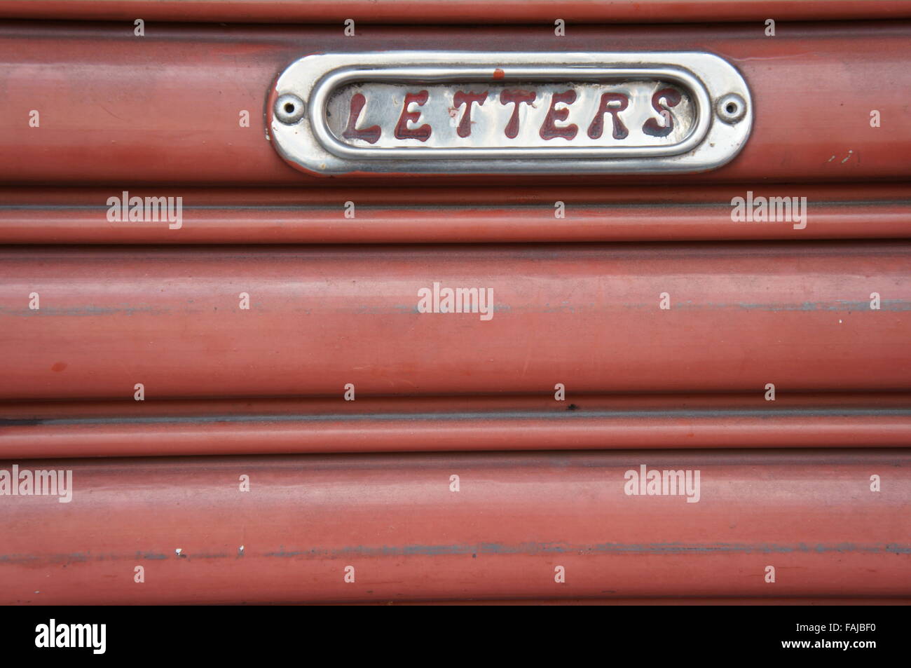 Letter Box slot su un otturatore in acciaio Foto Stock