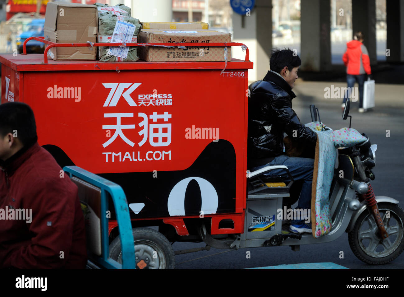 Un triciclo elettrico per Tmall.com navetta in strada a Pechino in Cina. Foto Stock