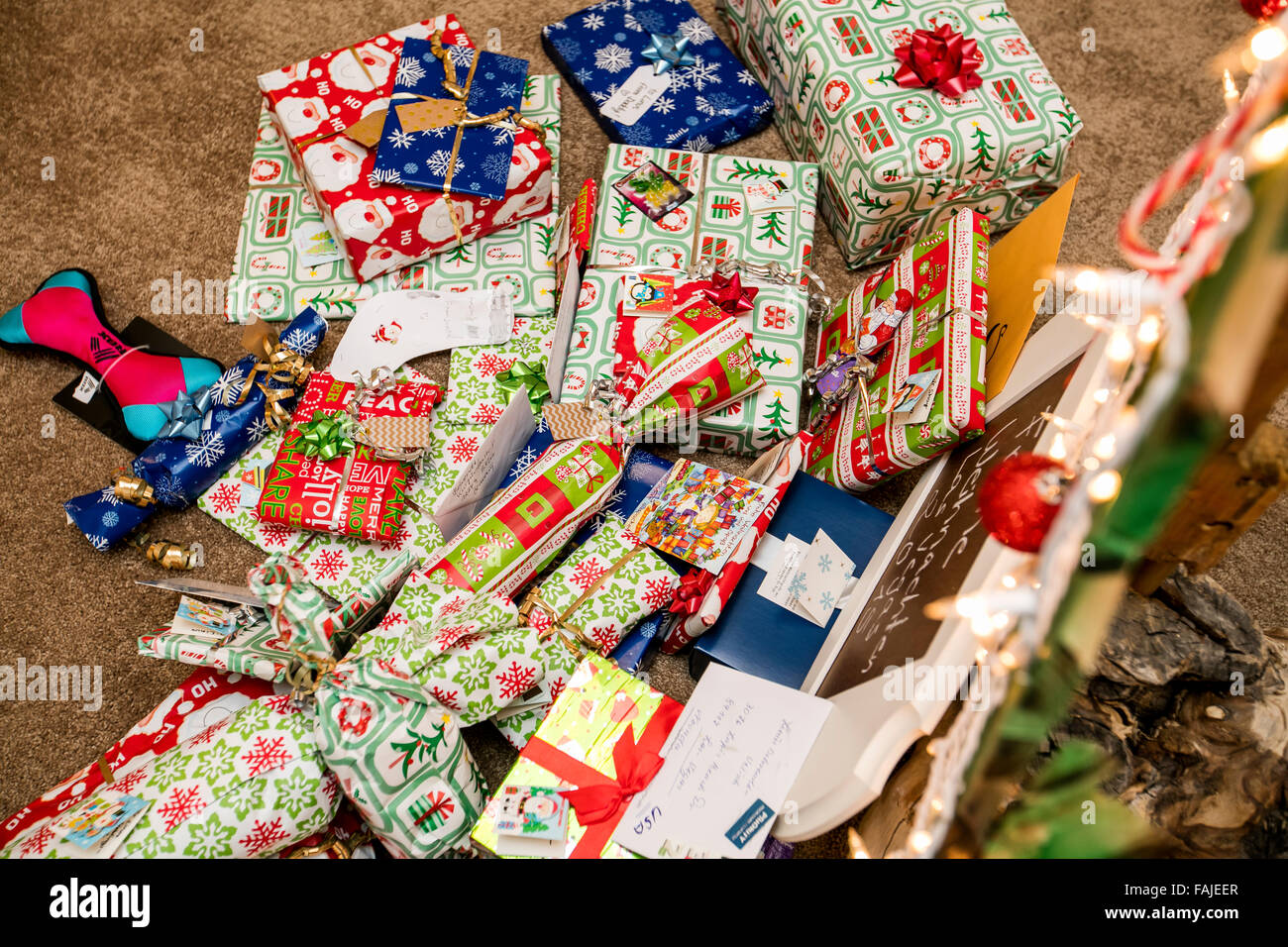 I regali di Natale sotto un ecologico, riutilizzabili per albero di Natale Foto Stock