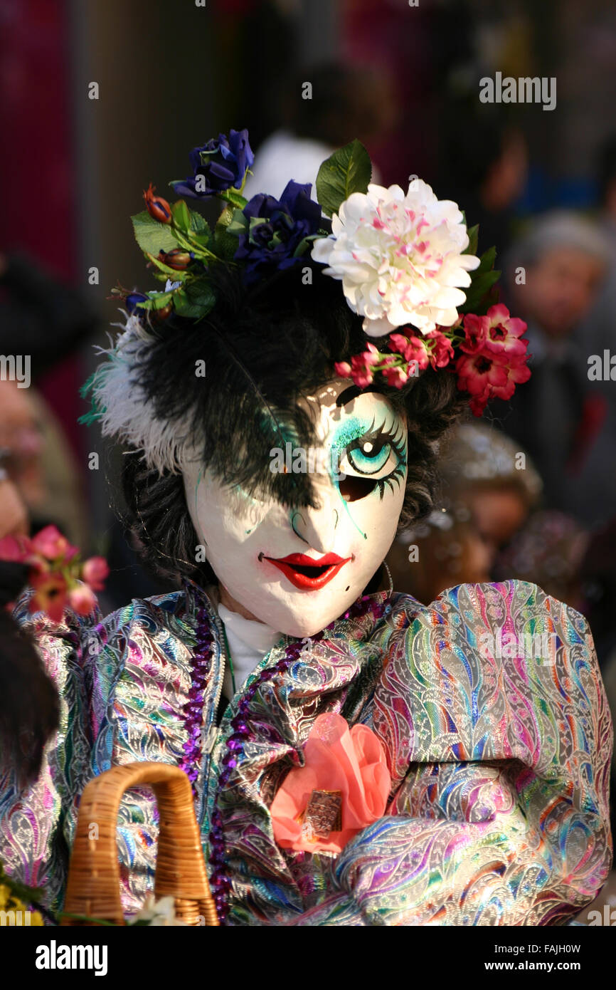 Un unico Carnevale di Basilea maschera che mostra una dama elegante con un  costume colorato e cappello con fiori, portante un cestello Foto stock -  Alamy