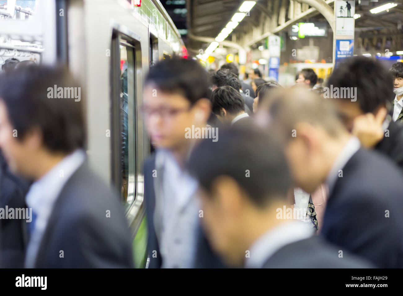 Chi viaggia da Tokyo metropolitana. Foto Stock