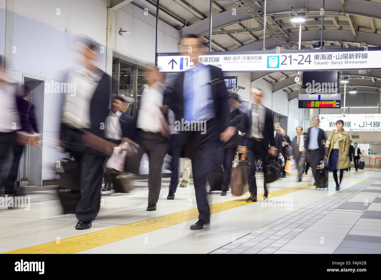 Chi viaggia da Tokyo metropolitana. Foto Stock