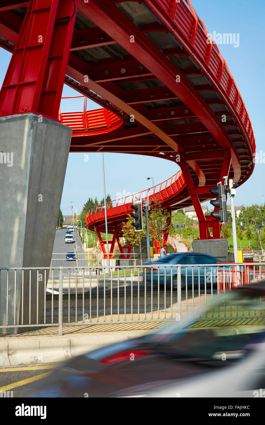 Veicoli che passano sotto la vincitrice del Premio Ponte rosso che abbraccia Manchester Road, Bradford, West Yorkshire Foto Stock