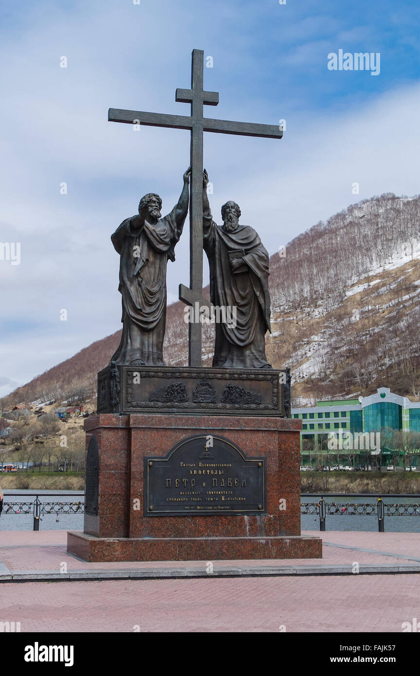 Statua di apostoli Pietro e Paolo (Petr ho Pavel), i santi patroni di Petropavlovsk-Kamchatskiy, Russia, con una croce ortodossa Foto Stock