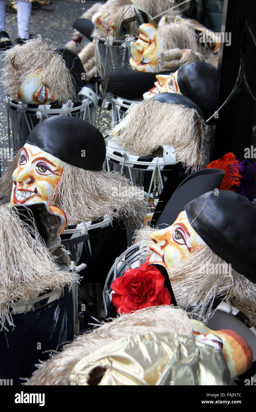 Basilea diverse maschere di carnevale mostrando facce sorridenti, capelli grigi e nero cappelli recante sulla sommità del rullante. Foto Stock