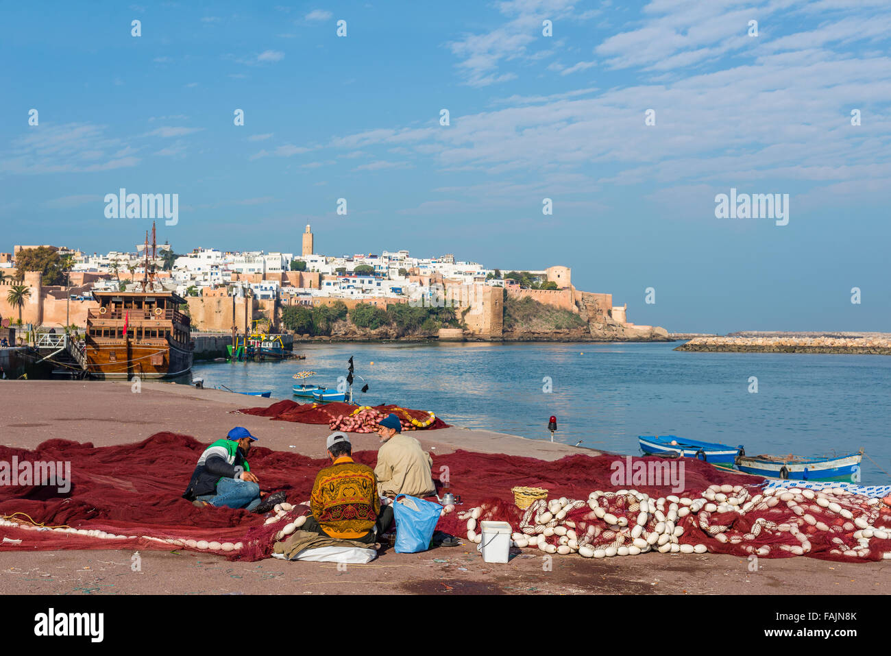 Fishermans fissaggio di rete da pesca a Rabat il porto per la pesca in fiume Bou Regreg in corrispondenza della bocca dell'Oceano Atlantico. Rabat, Marocco. Foto Stock